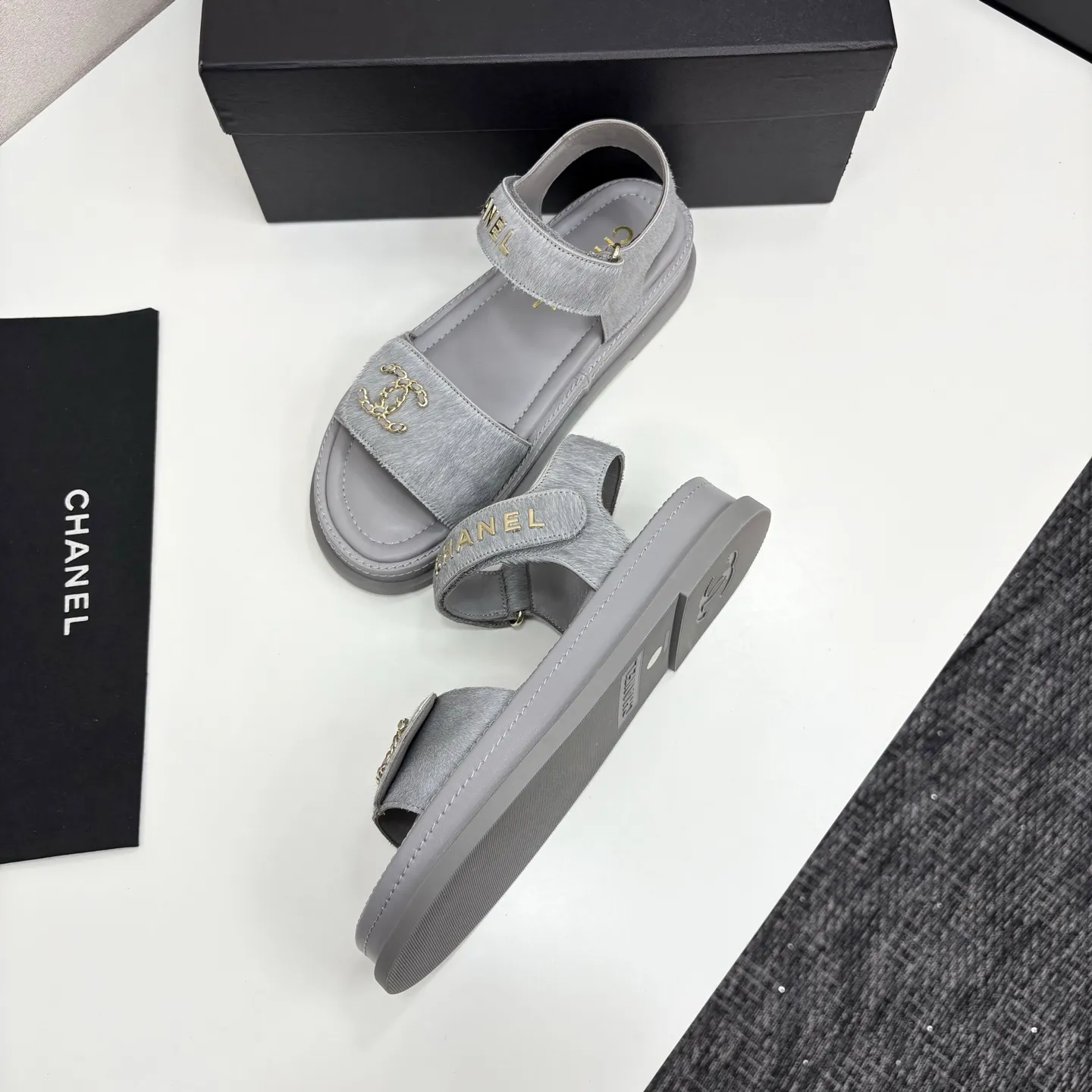 👟👟Ex-factory price 560👟👟Chanel Chanel's new early autumn thick-soled sandals are popular on catwalks on major social platforms. One of the most popular sandals at the moment. Soft and comfortable on the feet. Horsehair upper imported from Italy. Sheepskin feet. Original molded outsole Size: 35-40 (41 customized)